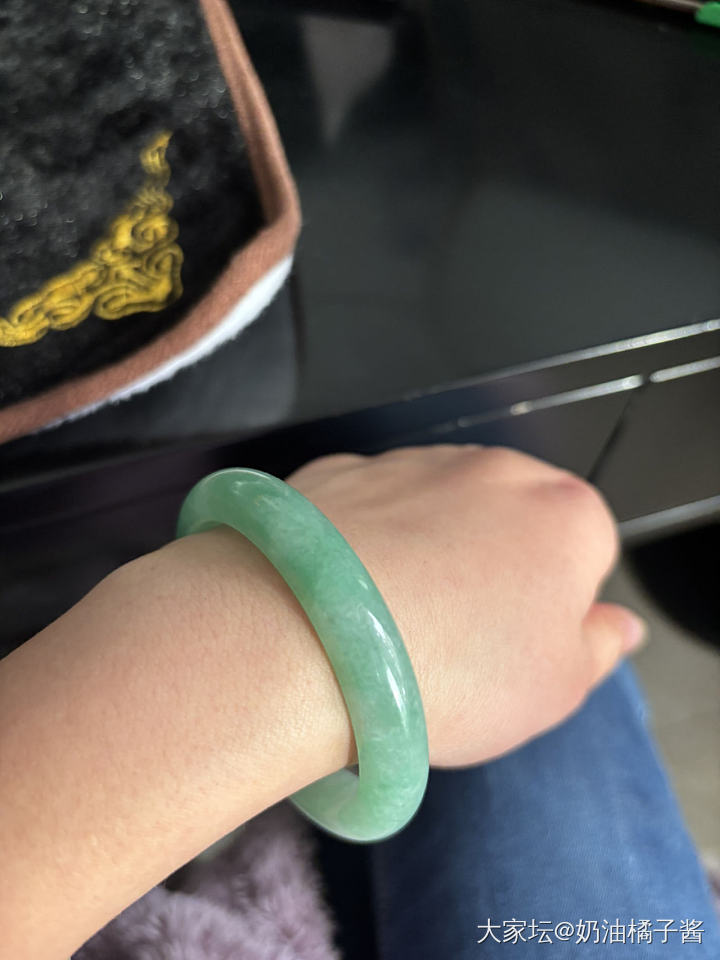 52.1正圈满圈豆绿底色飘色花翡翠手镯_翡翠