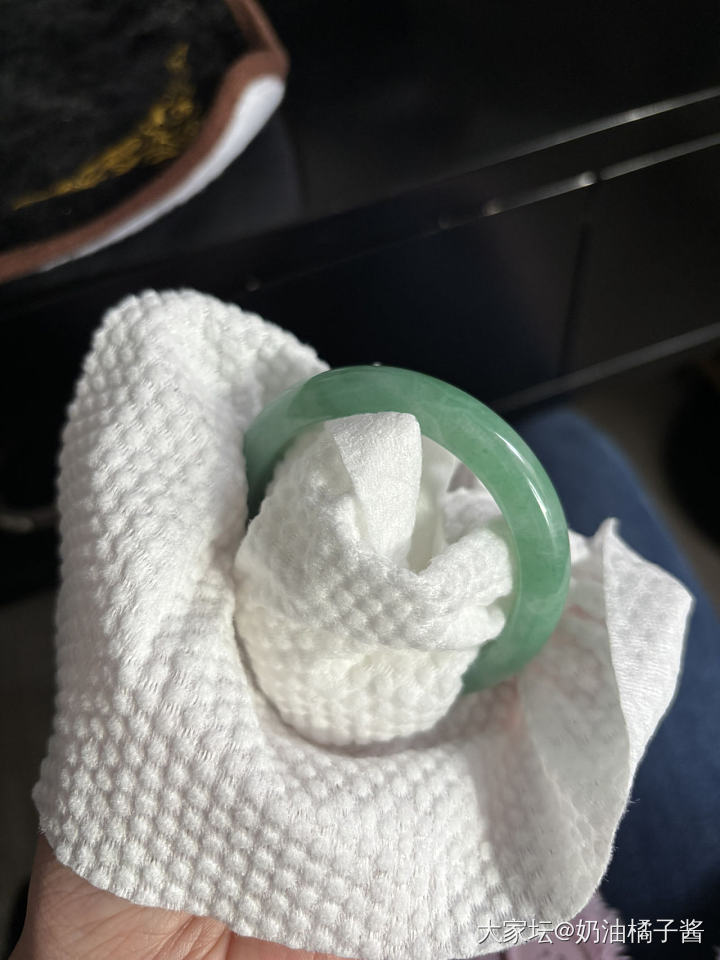 52.1正圈满圈豆绿底色飘色花翡翠手镯_翡翠