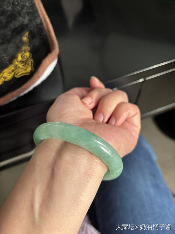 52.1正圈满圈豆绿底色飘色花翡翠手镯_翡翠
