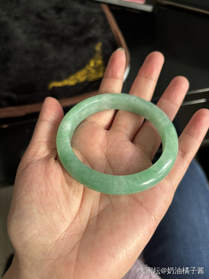 52.1正圈满圈豆绿底色飘色花翡翠手镯_翡翠