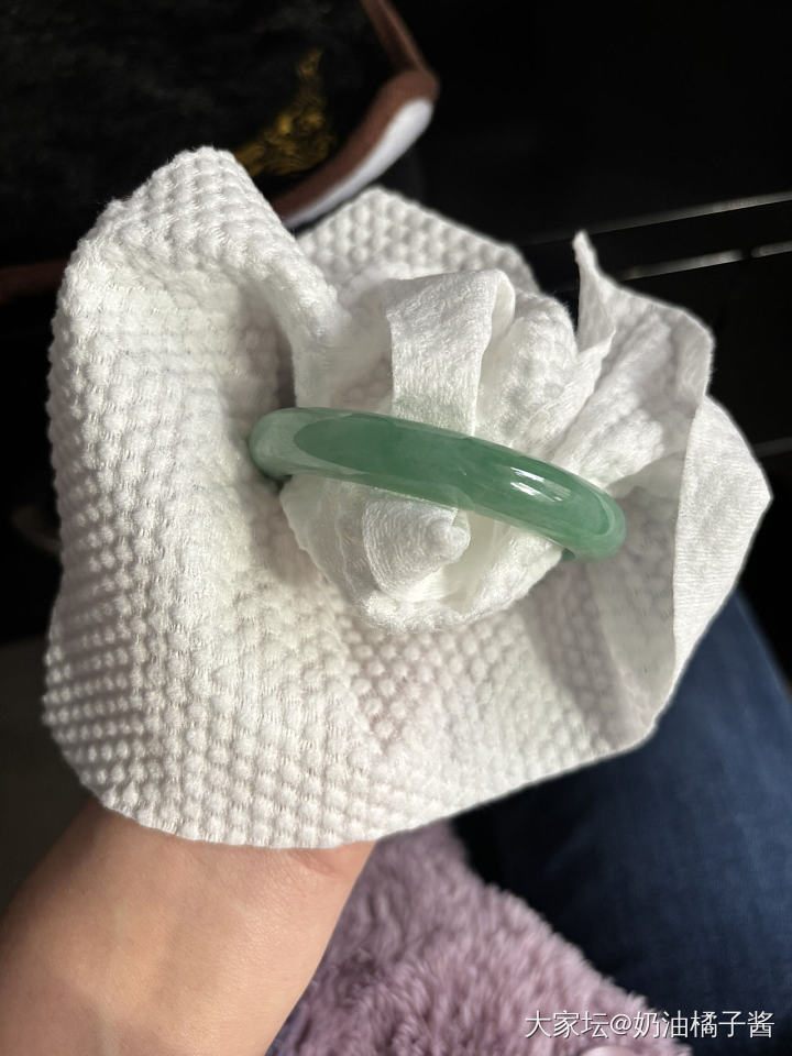 52.1正圈满圈豆绿底色飘色花翡翠手镯_翡翠