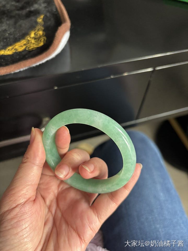 52.1正圈满圈豆绿底色飘色花翡翠手镯_翡翠