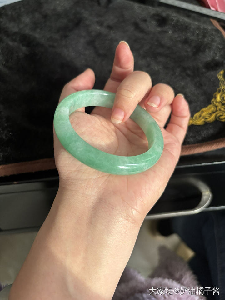 52.1正圈满圈豆绿底色飘色花翡翠手镯_翡翠