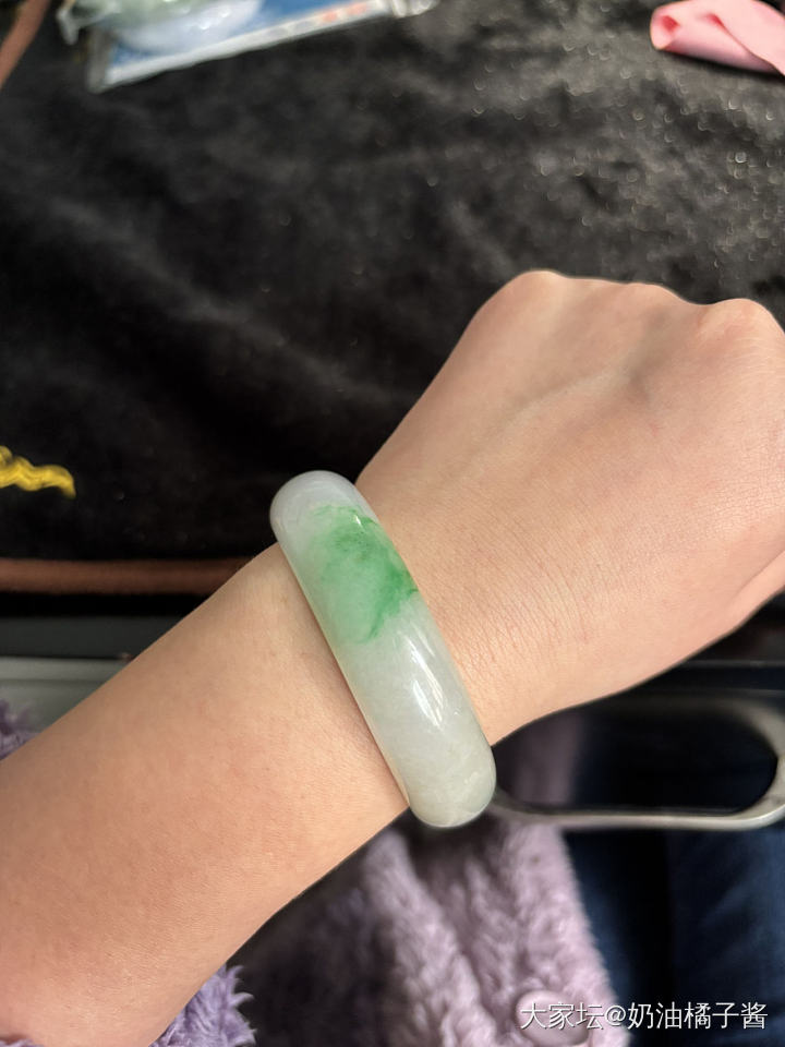 天然翡翠白底青小圈口手镯_翡翠