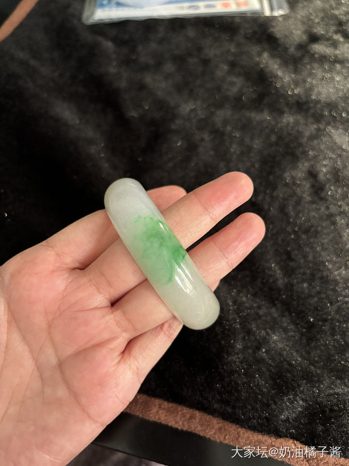 天然翡翠白底青小圈口手镯_翡翠