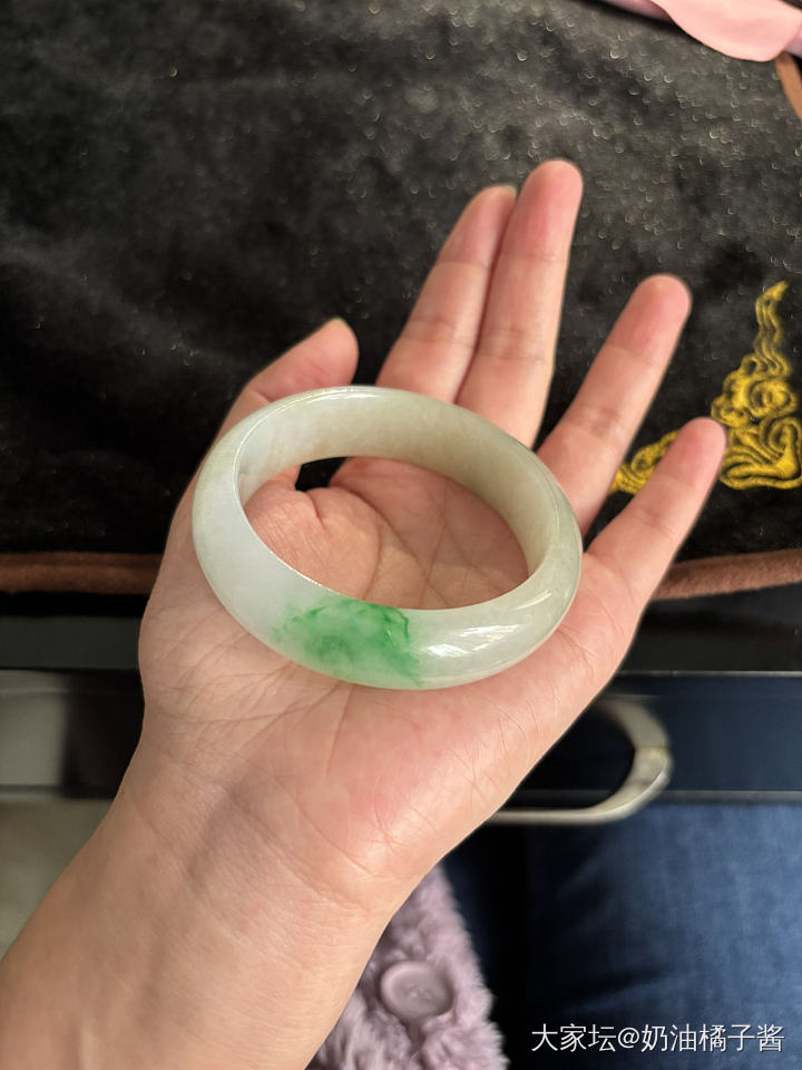 天然翡翠白底青小圈口手镯_翡翠