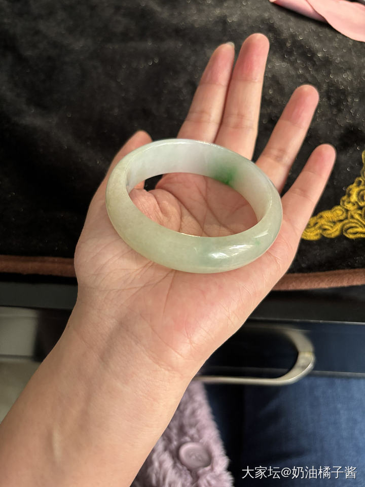 天然翡翠白底青小圈口手镯_翡翠