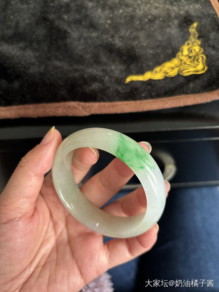 天然翡翠白底青小圈口手镯_翡翠