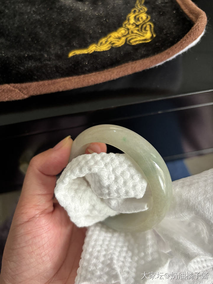 天然翡翠白底青小圈口手镯_翡翠