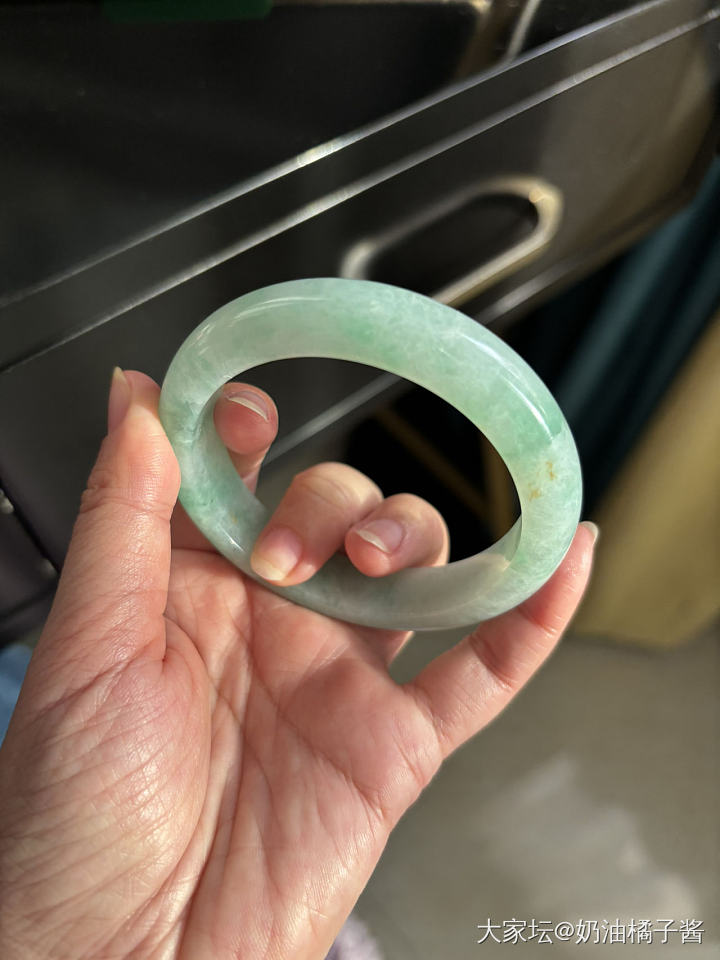 天然翡翠淡绿飘彩手镯_翡翠