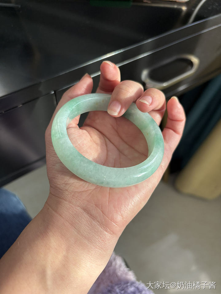 天然翡翠淡绿飘彩手镯_翡翠