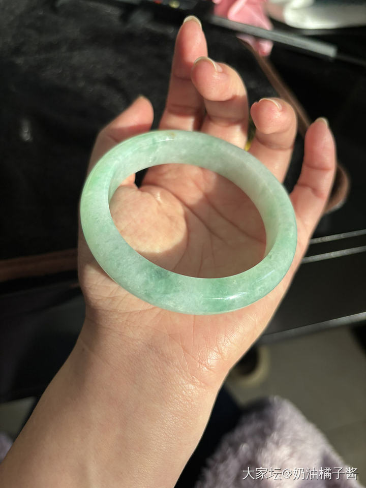 天然翡翠淡绿飘彩手镯_翡翠