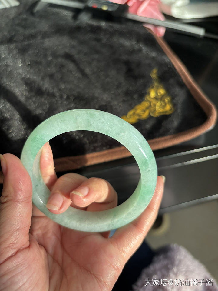 天然翡翠淡绿飘彩手镯_翡翠