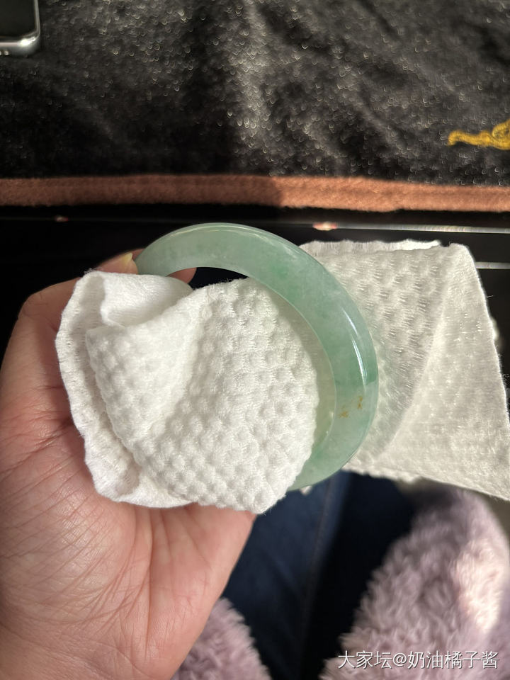 天然翡翠淡绿飘彩手镯_翡翠