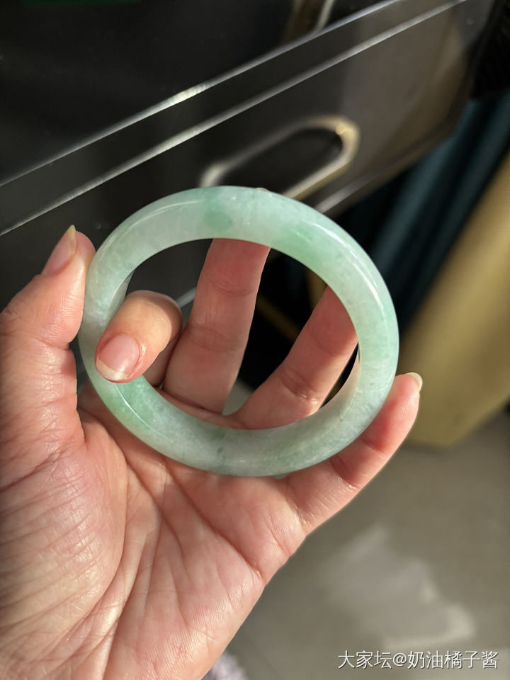 天然翡翠淡绿飘彩手镯_翡翠