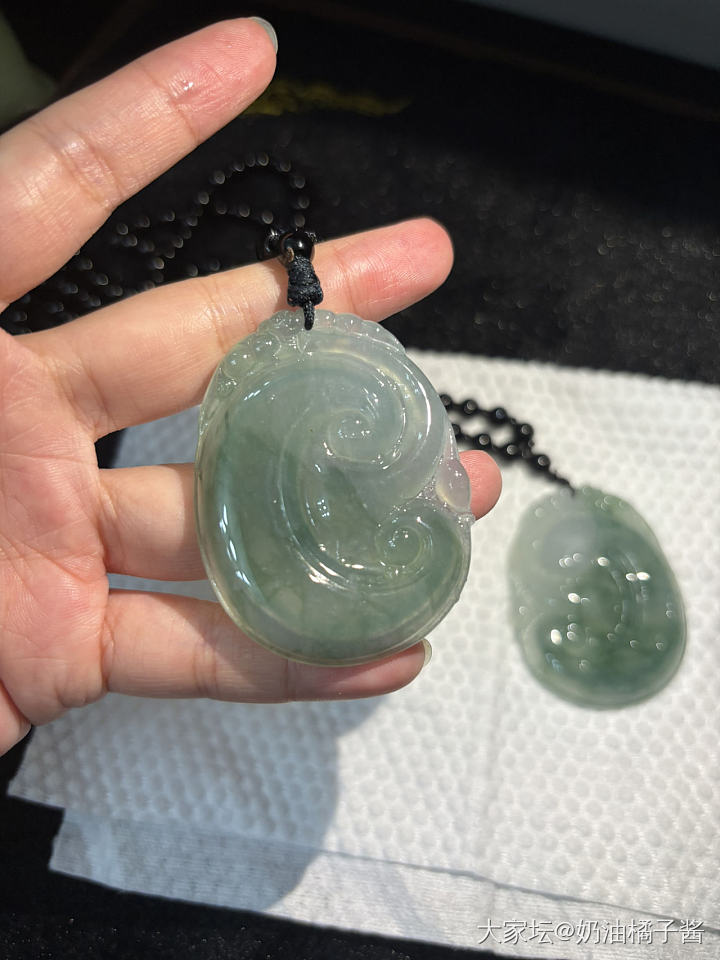 天然翡翠糯冰飘绿大如意_翡翠