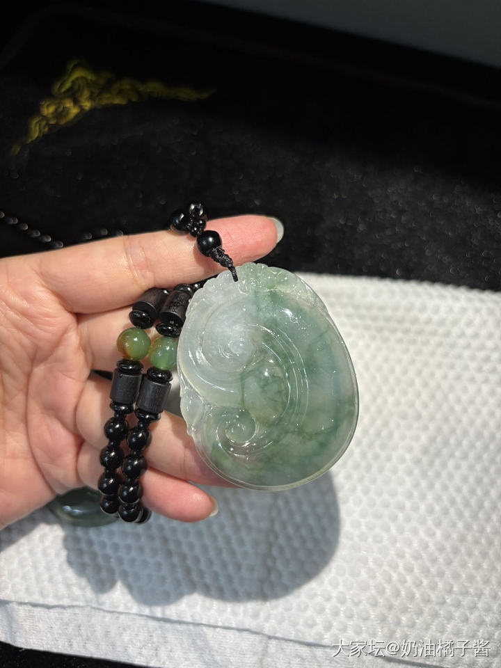 天然翡翠糯冰飘绿大如意_翡翠