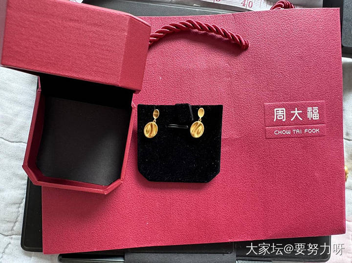 周大福流金岁月耳环_金