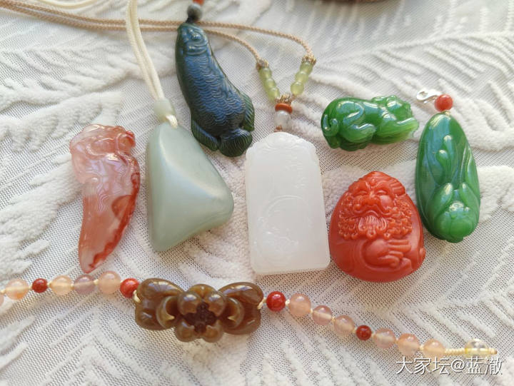 出几个品质不错的自珍和田玉、南红吊坠_和田玉