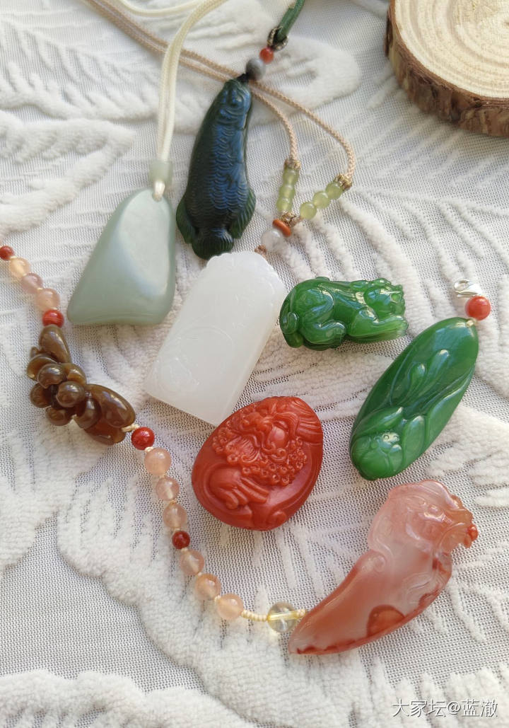 出几个品质不错的自珍和田玉、南红吊坠_和田玉