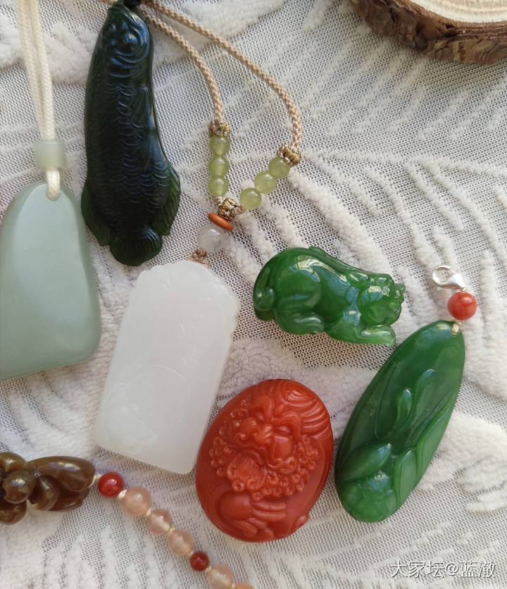 出几个品质不错的自珍和田玉、南红吊坠_和田玉
