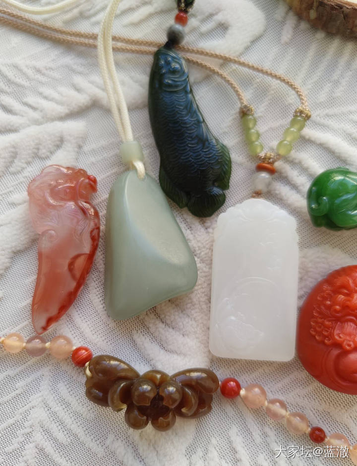 出几个品质不错的自珍和田玉、南红吊坠_和田玉