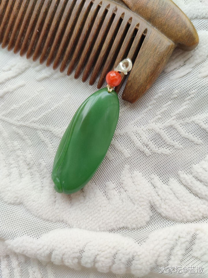 出几个品质不错的自珍和田玉、南红吊坠_和田玉