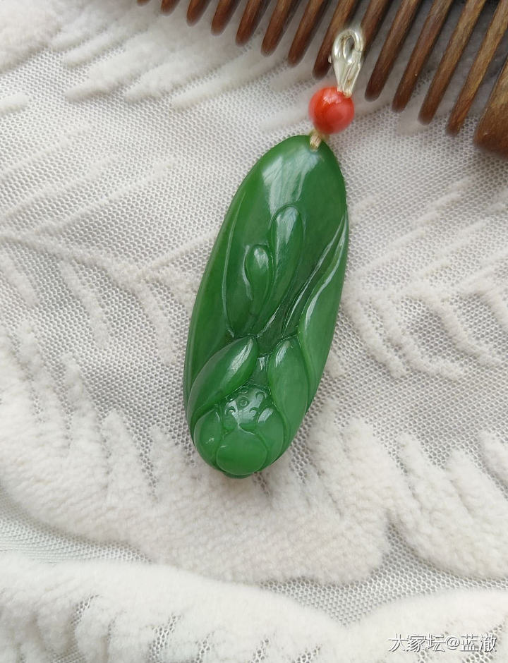 出几个品质不错的自珍和田玉、南红吊坠_和田玉