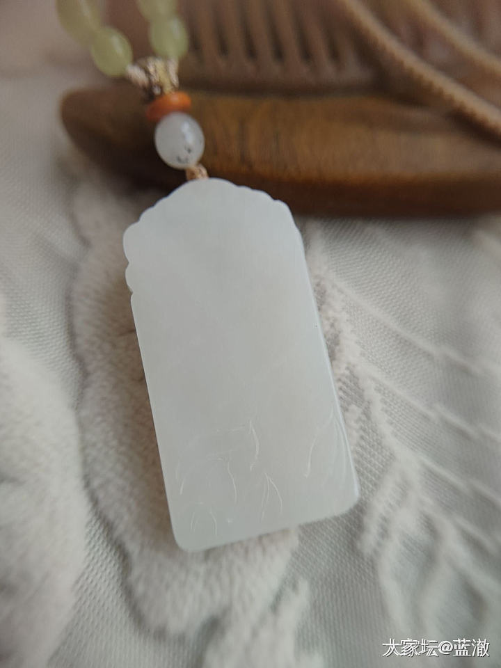 出几个品质不错的自珍和田玉、南红吊坠_和田玉