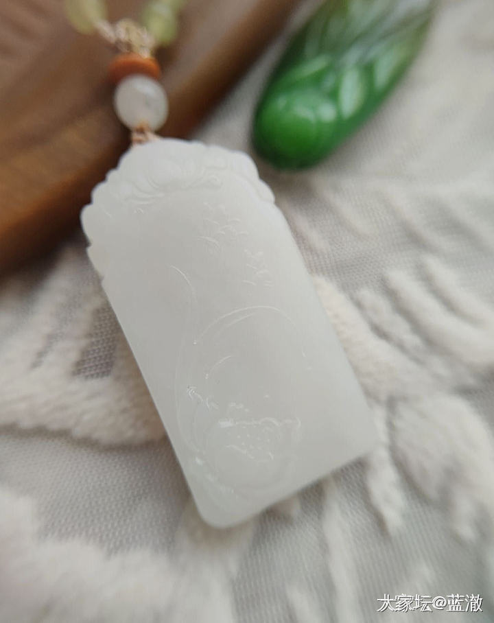出几个品质不错的自珍和田玉、南红吊坠_和田玉