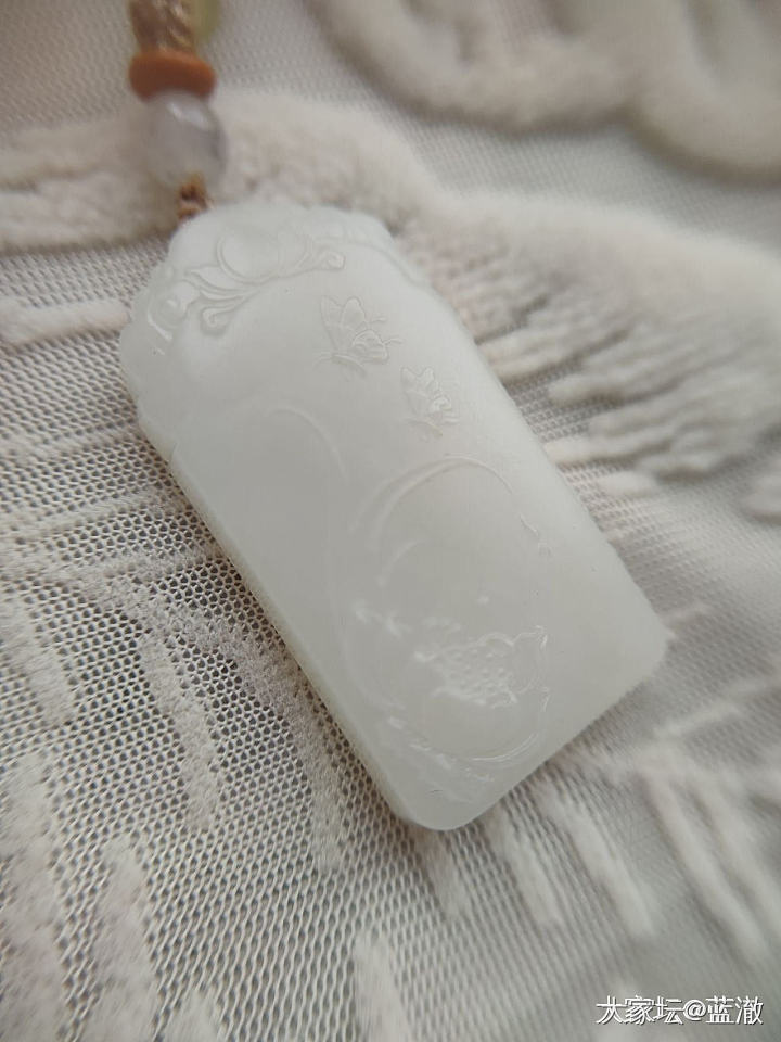 出几个品质不错的自珍和田玉、南红吊坠_和田玉