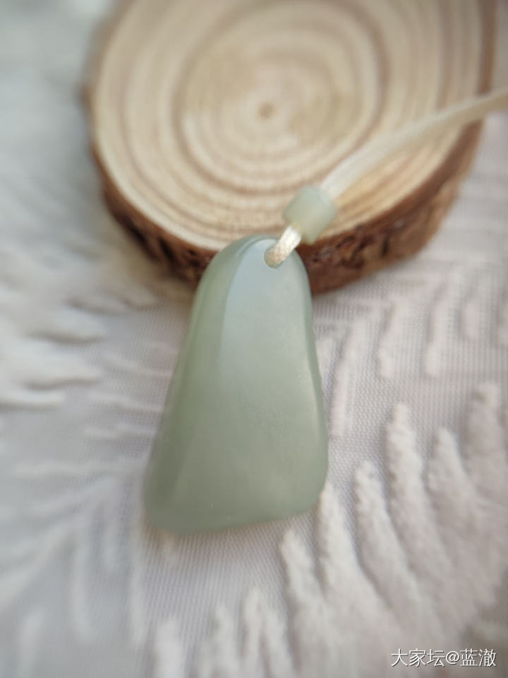 出几个品质不错的自珍和田玉、南红吊坠_和田玉