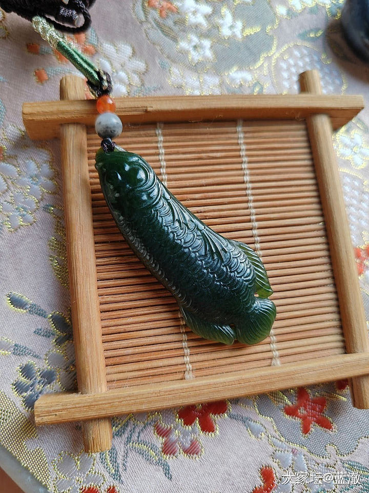 出几个品质不错的自珍和田玉、南红吊坠_和田玉