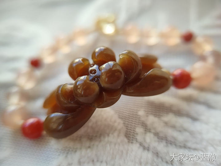 出几个品质不错的自珍和田玉、南红吊坠_和田玉
