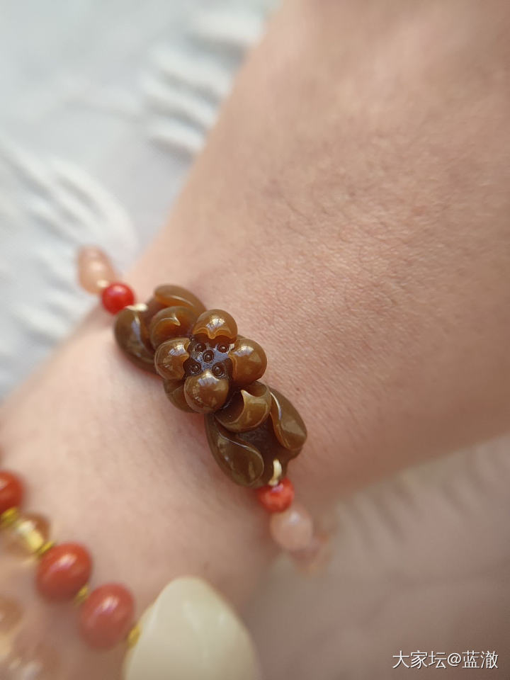 出几个品质不错的自珍和田玉、南红吊坠_和田玉