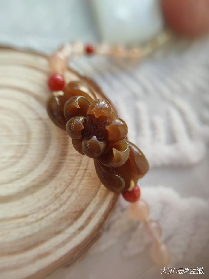 出几个品质不错的自珍和田玉、南红吊坠_和田玉