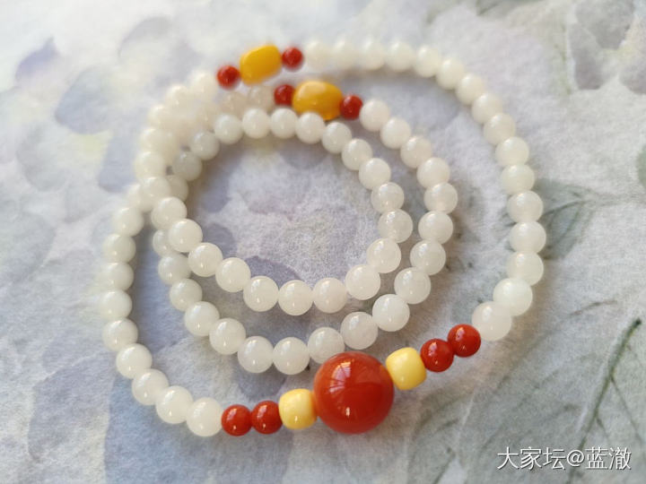 出几个品质不错的自珍和田玉、南红吊坠_和田玉