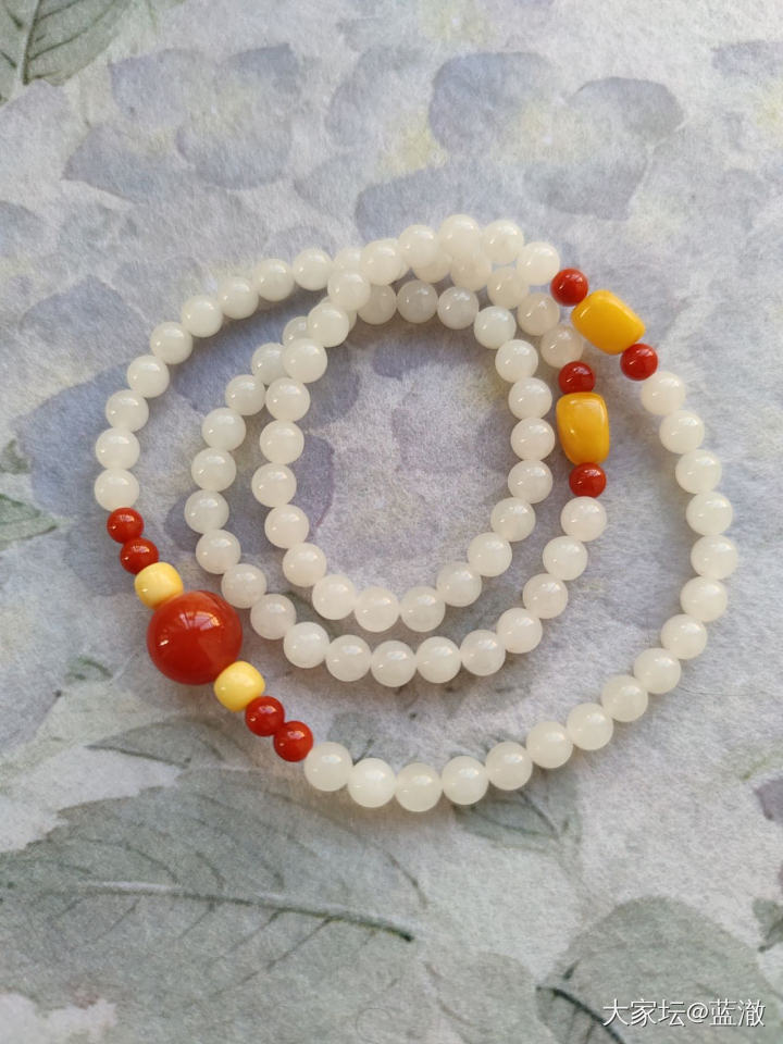 出几个品质不错的自珍和田玉、南红吊坠_和田玉