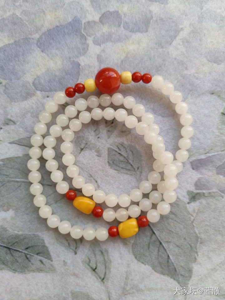 出几个品质不错的自珍和田玉、南红吊坠_和田玉