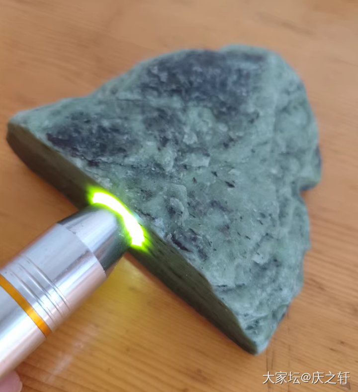 和田玉碧玉苹果绿山料原石小摆件_和田玉