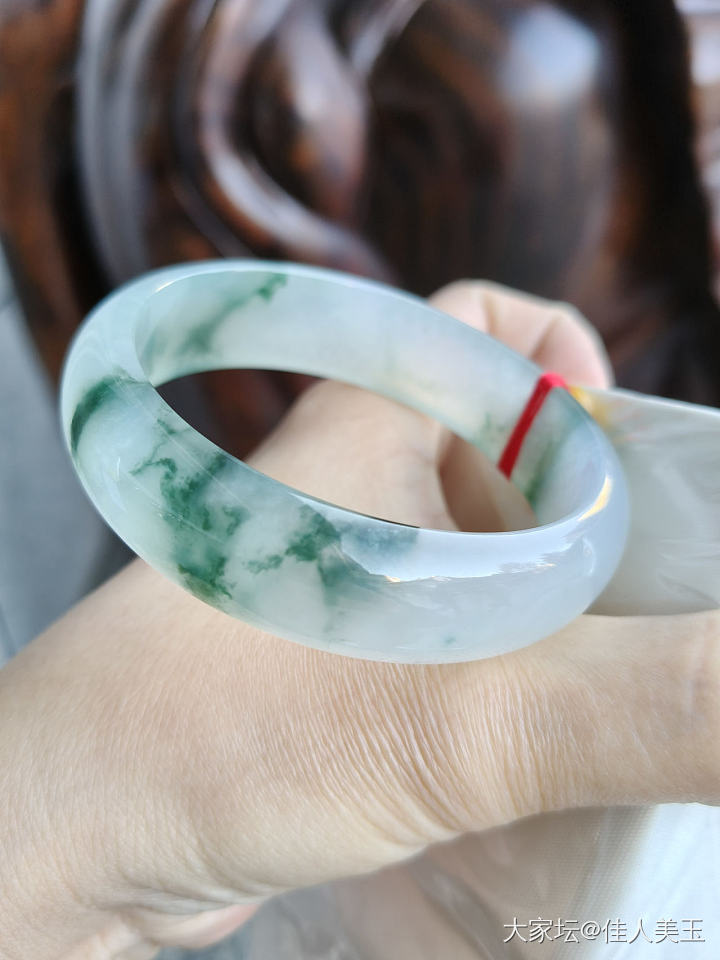 佳人美玉冰飘花手镯大圈口性价比_翡翠