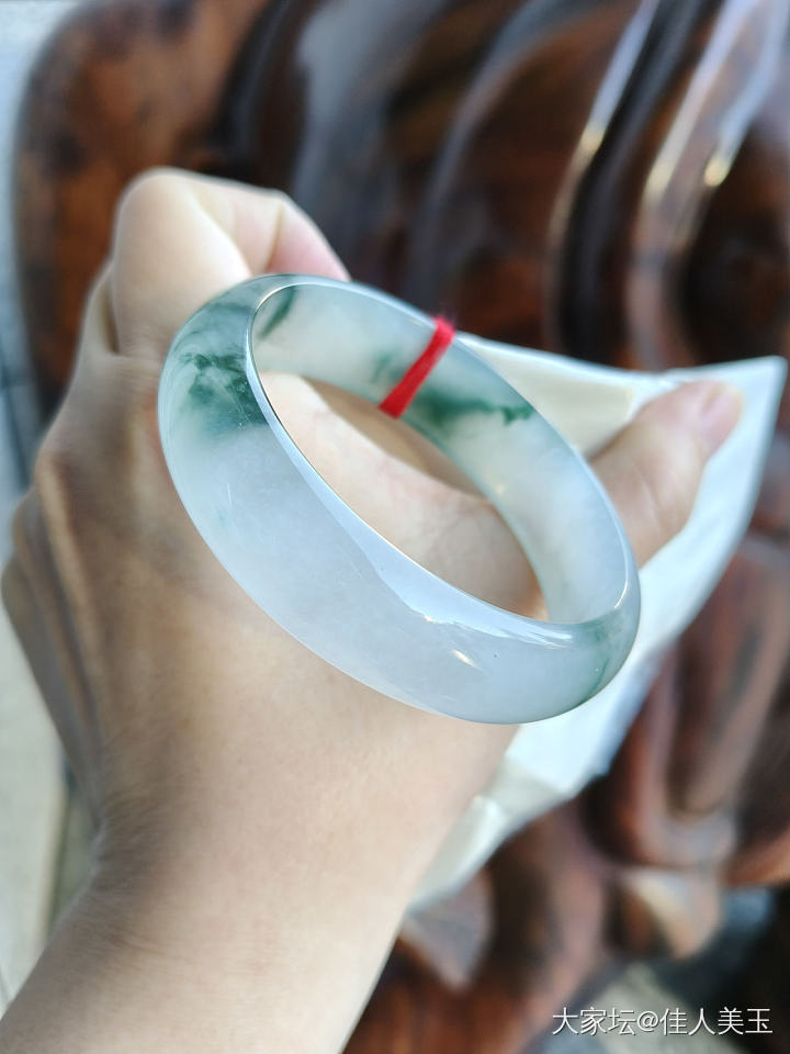 佳人美玉冰飘花手镯大圈口性价比_翡翠