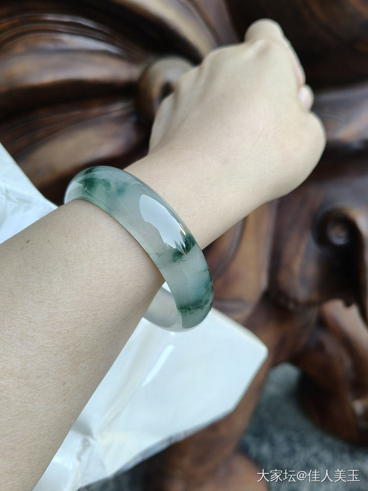 佳人美玉冰飘花手镯大圈口性价比_翡翠