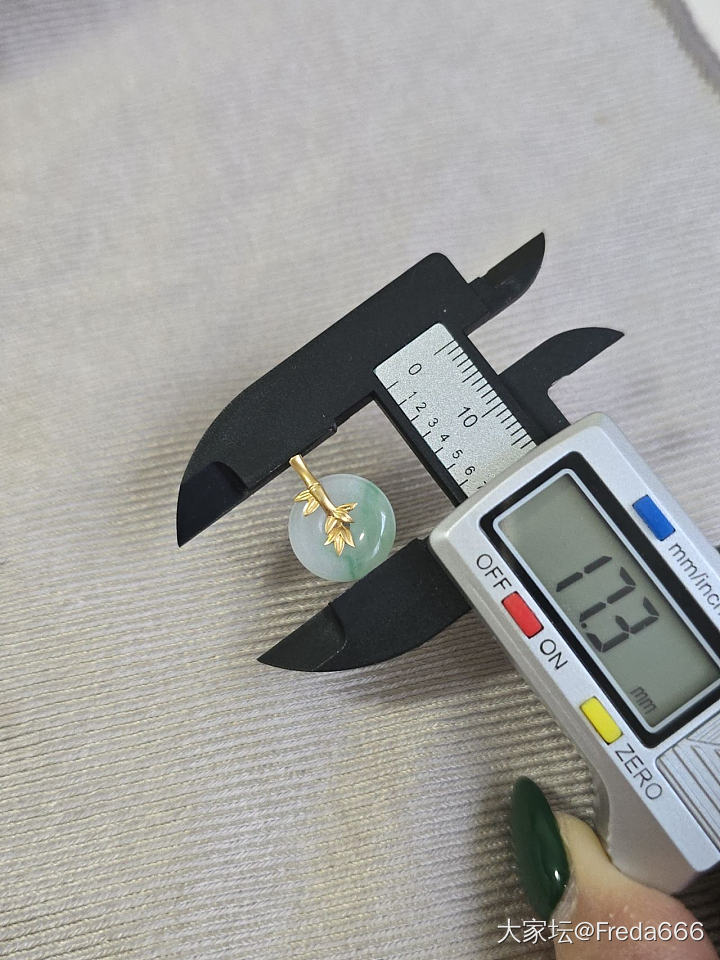 老坑冰种阳绿翡翠平安扣_翡翠