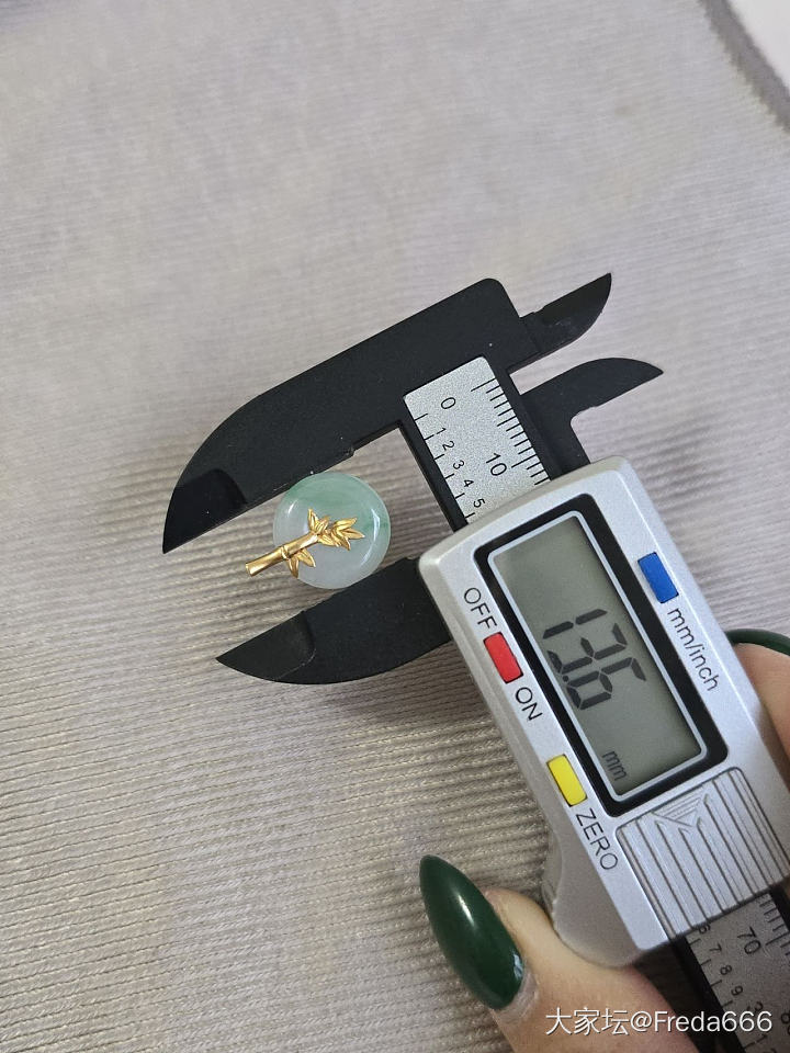 老坑冰种阳绿翡翠平安扣_翡翠