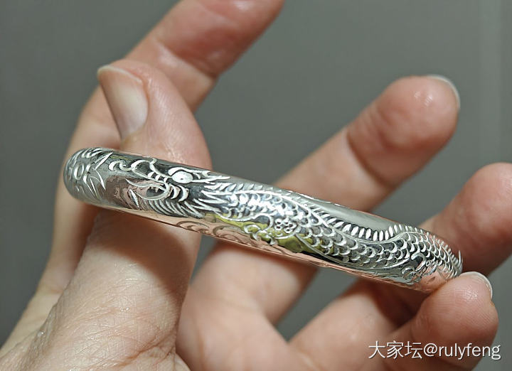 出六福铂金手链和百银足银手镯_金