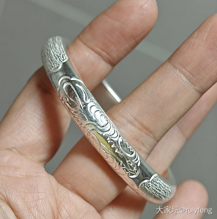 出六福铂金手链和百银足银手镯_金