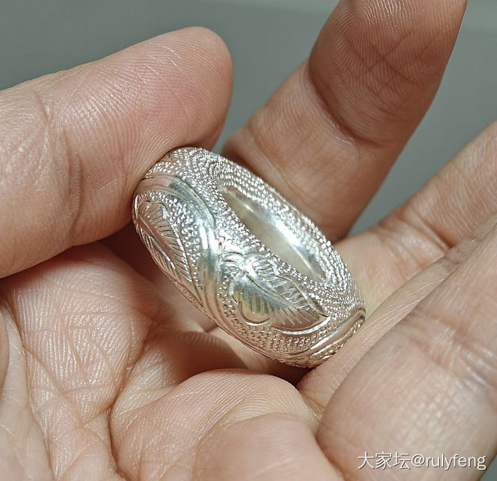 出六福铂金手链和百银足银手镯_金