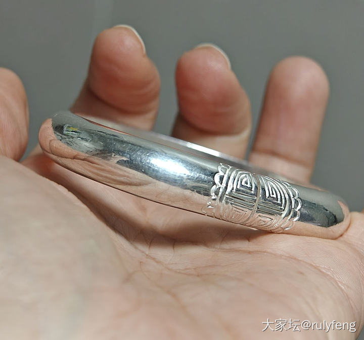 出六福铂金手链和百银足银手镯_金