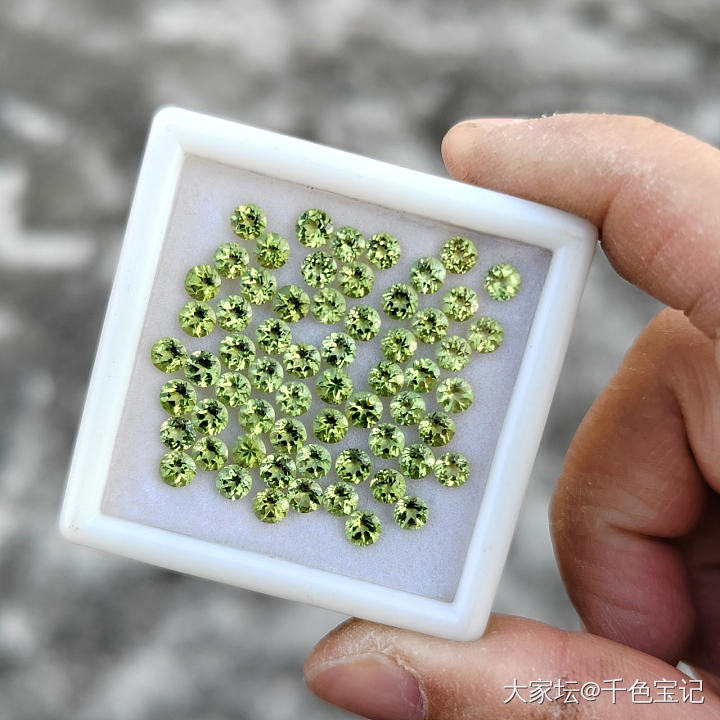 天然橄榄石圆4小配石_彩色宝石